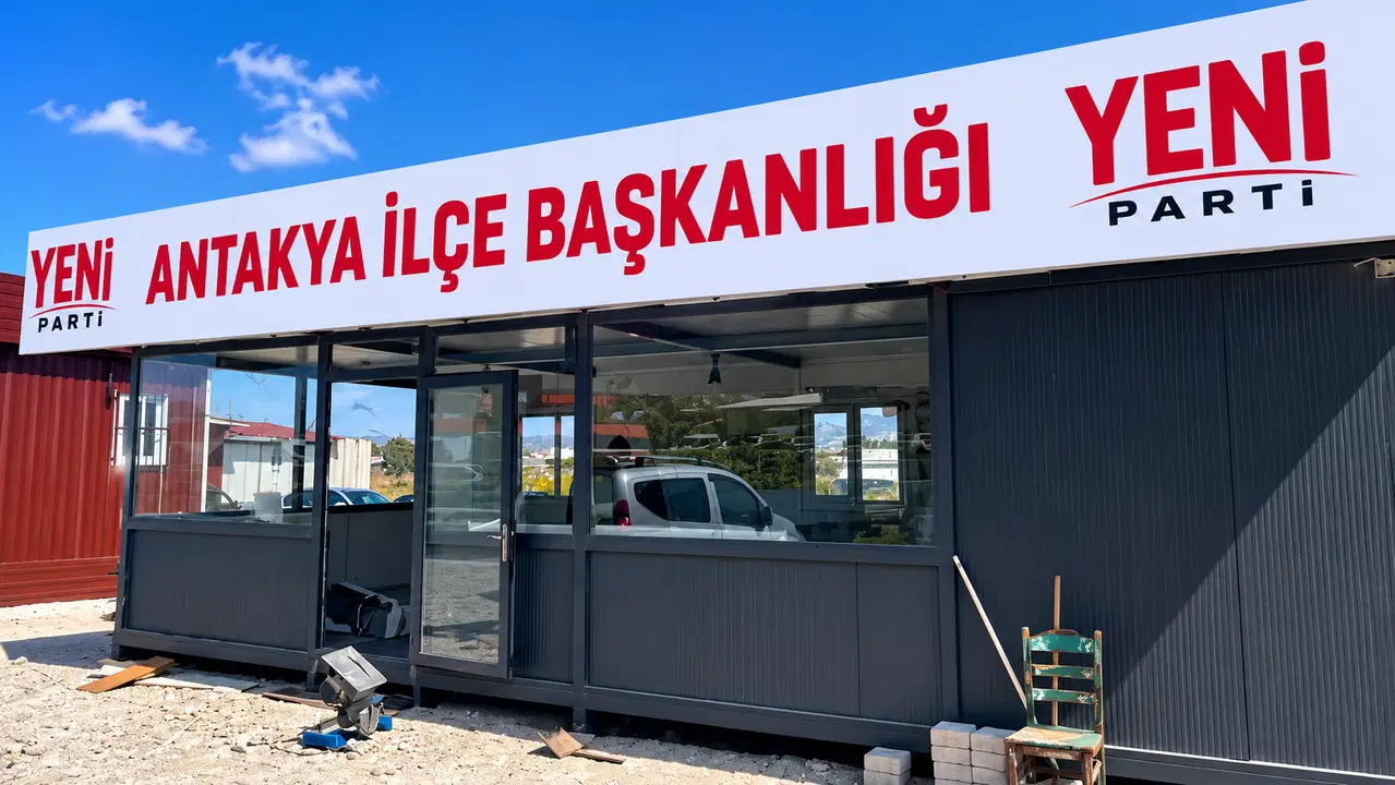 Yeni partinin ilk tabelasi hatay antakyaya asildi konteynerdan ilce baskanligi et6mcWSC